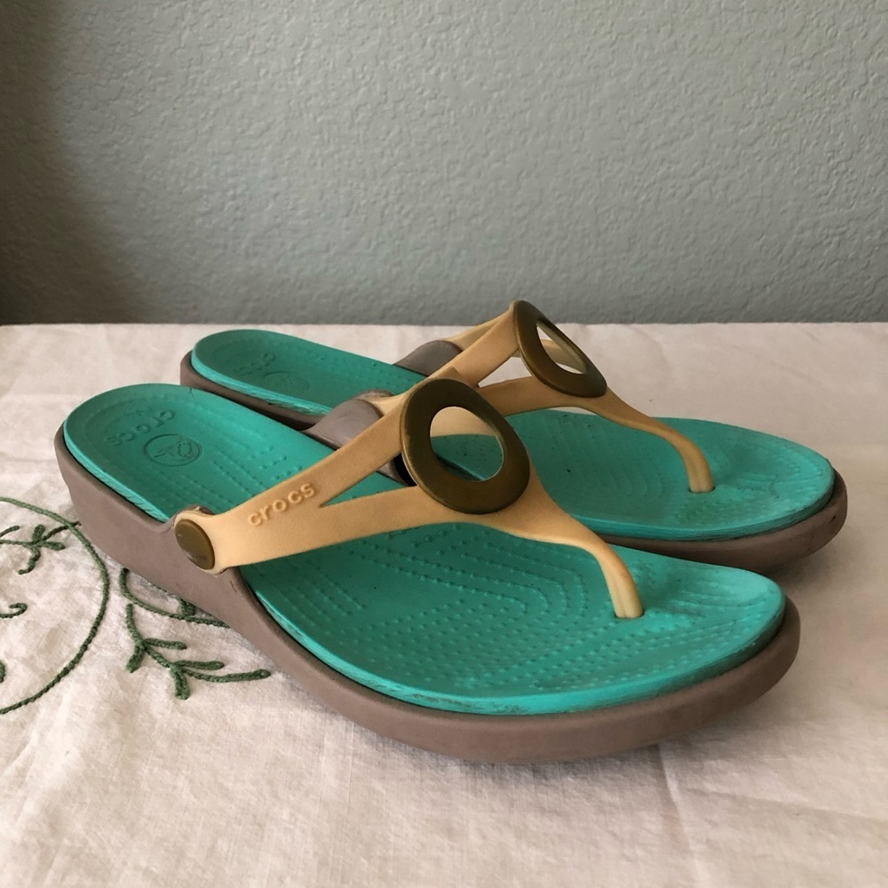 Crocs Sanrah Wedge sandals featuring a metallic gold ring detail on the strap 7